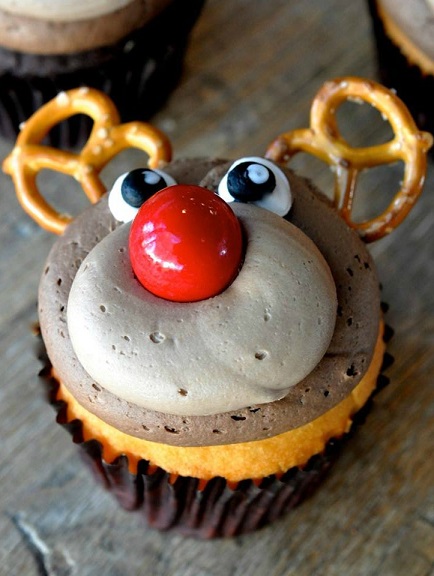 reindeer-cupcake-using-pretzels