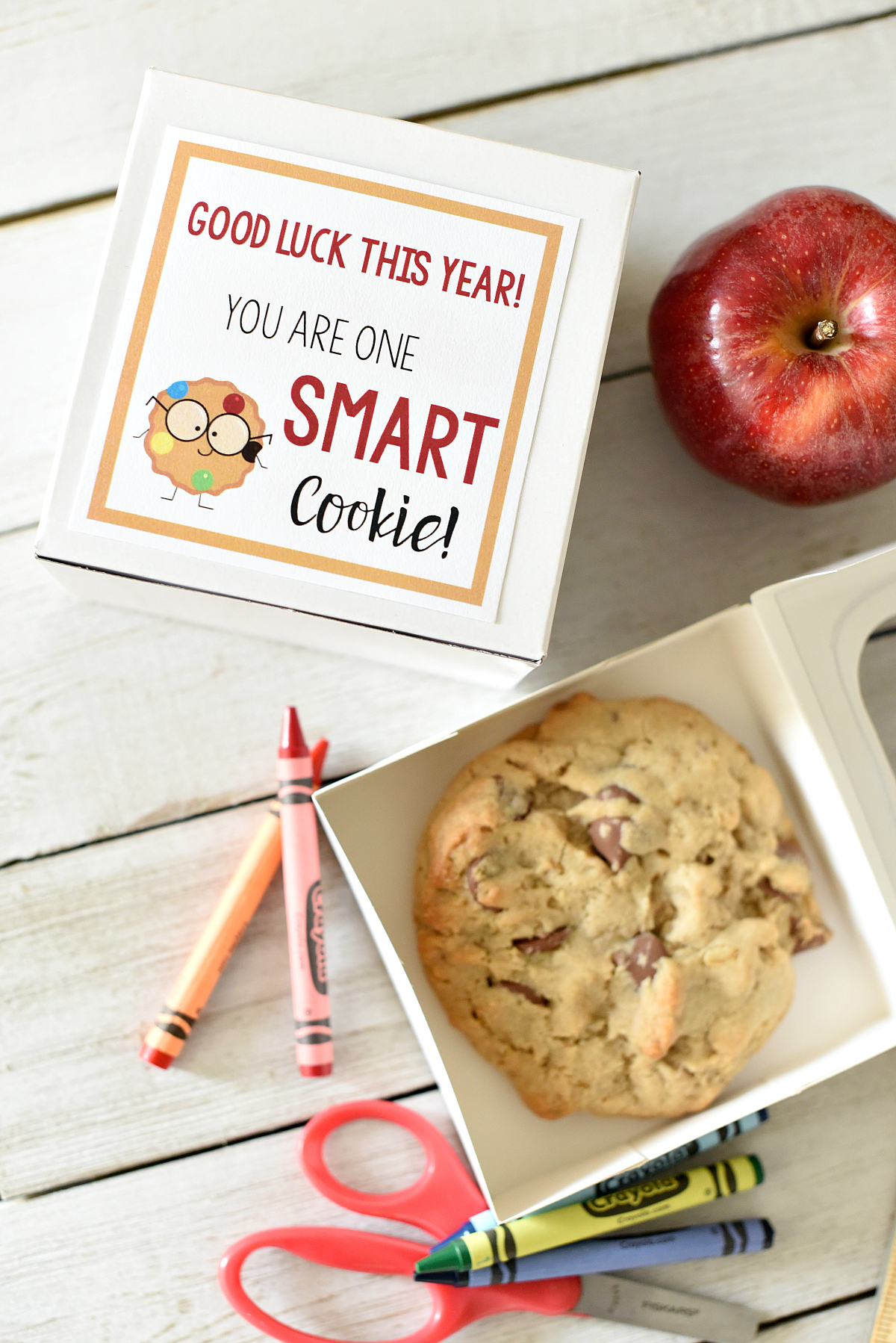First Day of School Gifts: This cute "Smart Cookie" gift is fun for students on the first day of school. All you have to do is grab a cookie and add a tag and you're all set for back to school fun #backtoschool #kids #kidsgifts #giftideas