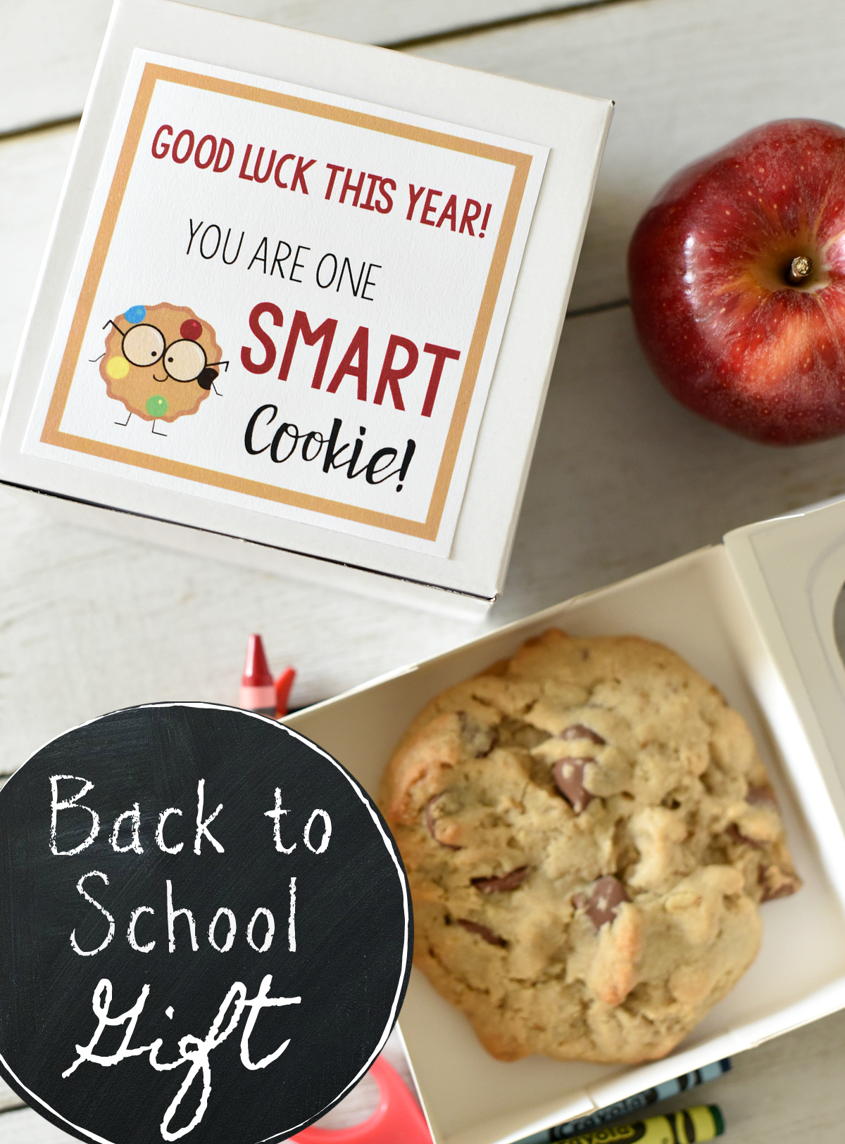 First Day of School Gifts: This cute "Smart Cookie" gift is fun for students on the first day of school. All you have to do is grab a cookie and add a tag and you're all set for back to school fun #backtoschool #kids #kidsgifts #giftideas