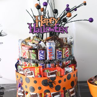 Halloween Candy Cake-Make this cute Halloween candy cake as a centerpiece for your Halloween party or as a gift for a great friend! #Halloween #candy #halloweeparty #partydecor #centerpiece