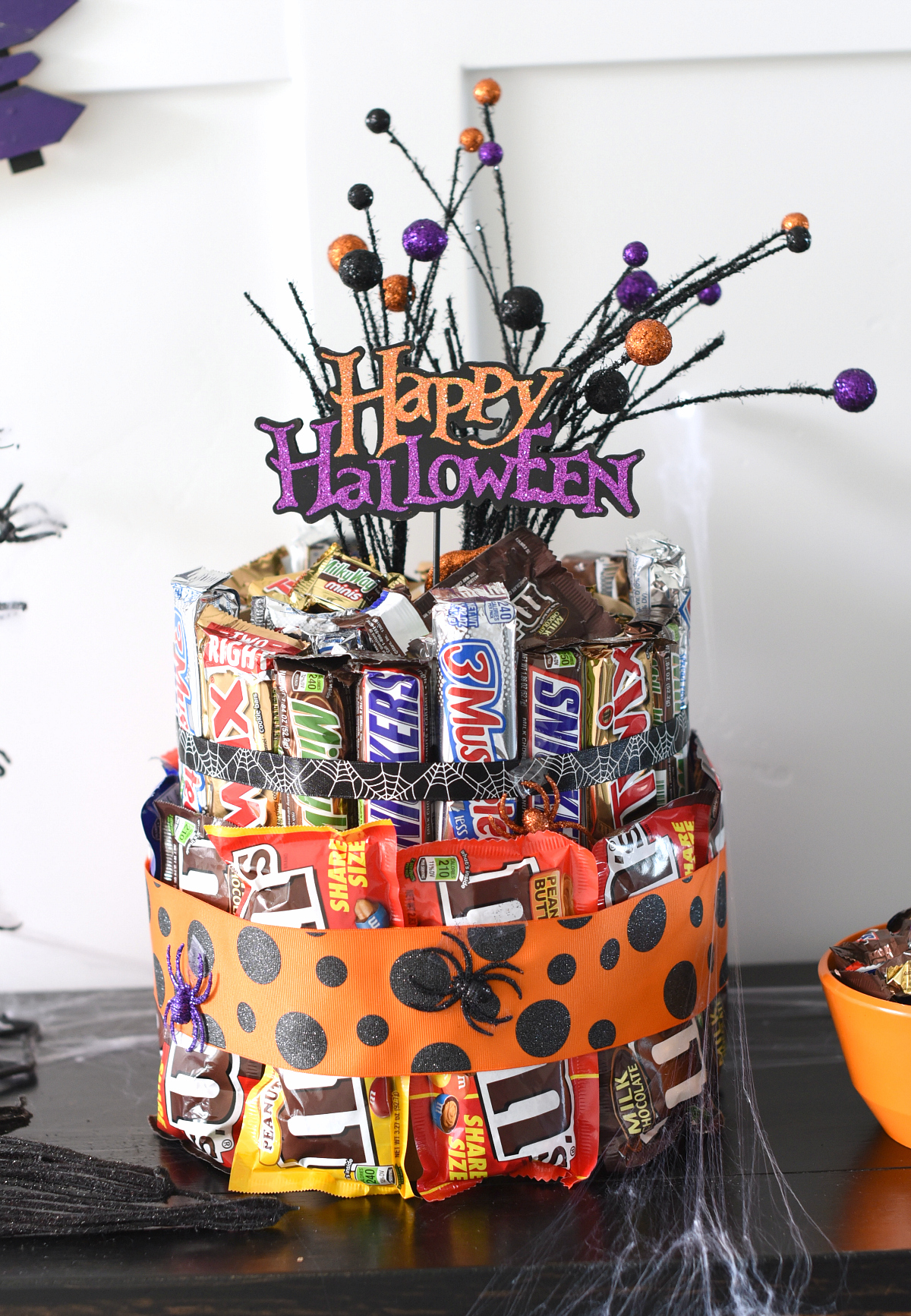 Halloween Candy Cake-Make this cute Halloween candy cake as a centerpiece for your Halloween party or as a gift for a great friend! #Halloween #candy #halloweeparty #partydecor #centerpiece