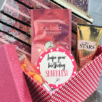 Glitter Gift for Friends-Got a friend who loves sparkle?! This cute gift basket is the perfect gift for her. Add all things that sparkle and this cute gift tag. #birthdaygift #giftideas #glitter #bestfriendgifts #gifts