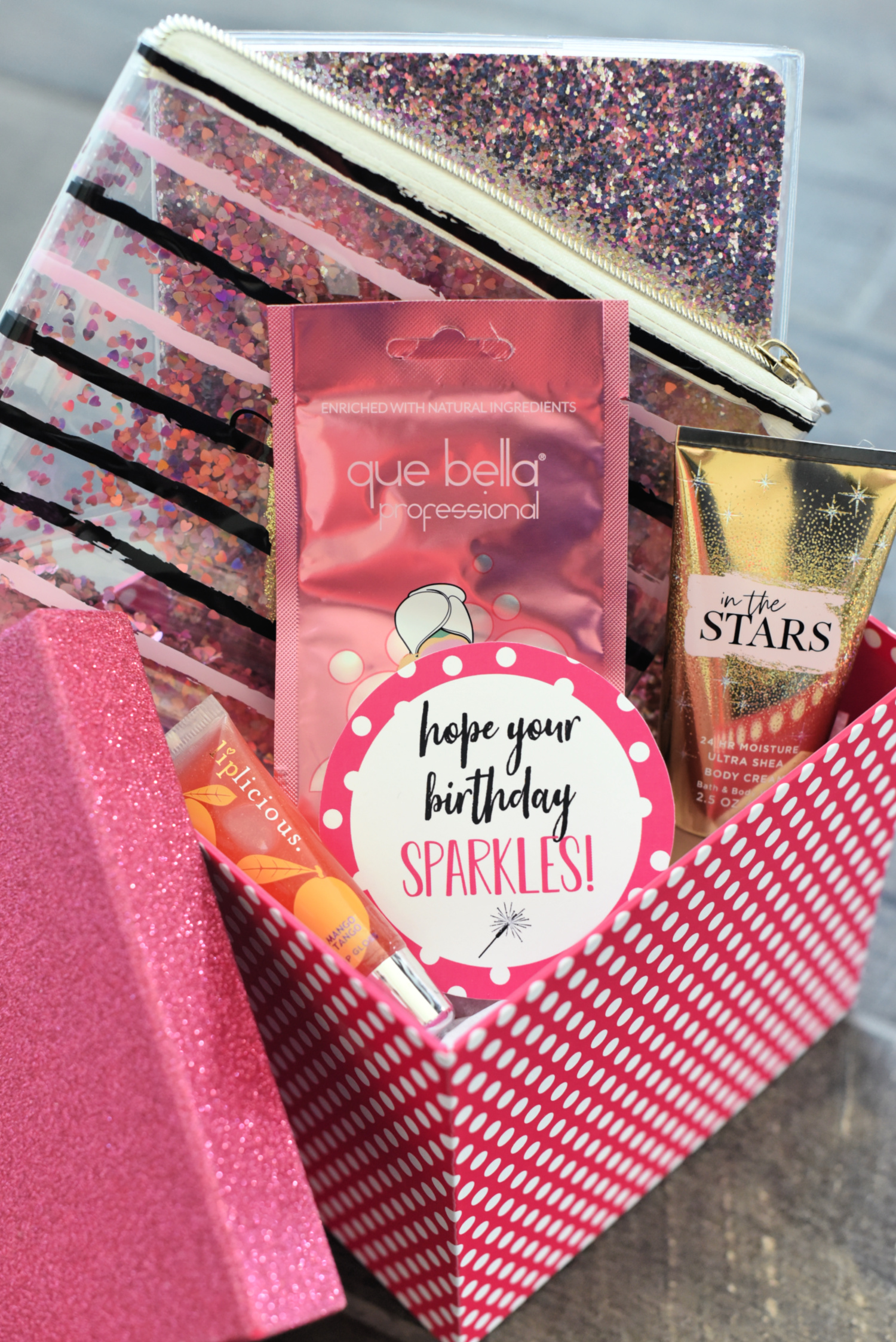 Glitter Gift for Friends-Got a friend who loves sparkle?! This cute gift basket is the perfect gift for her. Add all things that sparkle and this cute gift tag. #birthdaygift #giftideas #glitter #bestfriendgifts #gifts