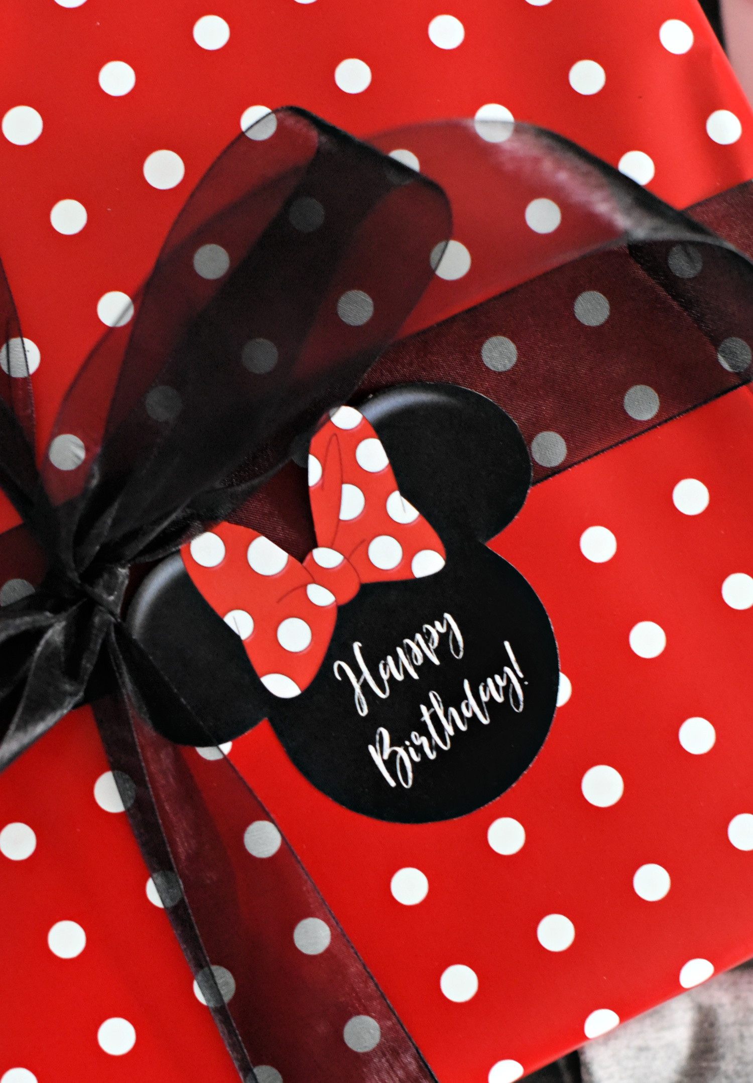 Minnie Mouse Gift Tag-Print this cute gift tag to add to any Disney themed birthday gift for friends! #minniemouse #disney #birthdaygifts #giftideas 