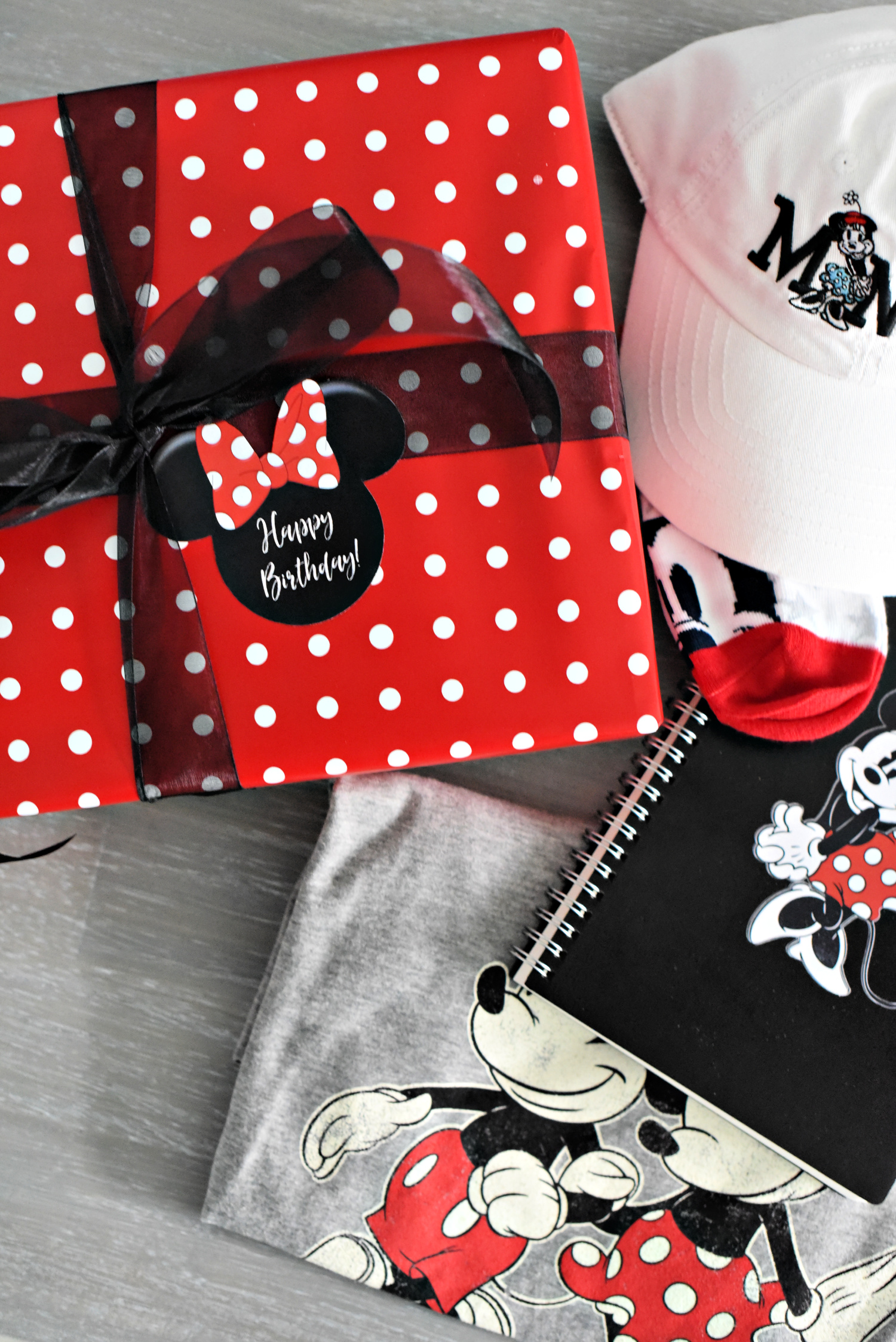 Cute Minnie Mouse Gift for Friends! Got a friend who loves Disney? She will love this Minnie Mouse birthday gift! #minniemouse #birthdaygifts #giftsforfriends #giftideas #disney