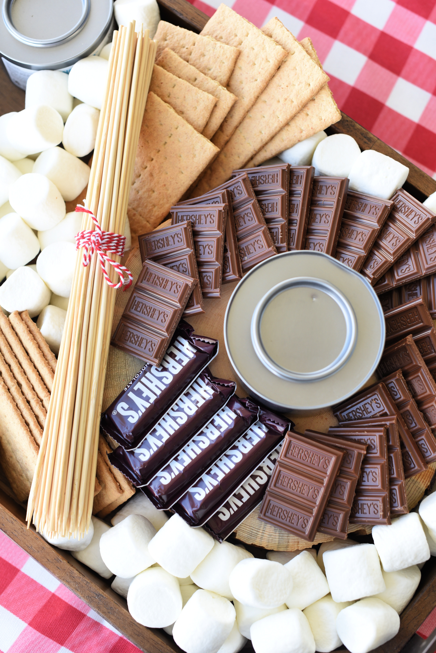 S'mores Charcuterie Board-A fun idea for outdoor entertaining this summer! Make a cute charcuterie board with marshmallows, graham crackers and chocolate, then let guests create their own s'more! #summer #smores #dessert #summerentertaining #charcuterieboard